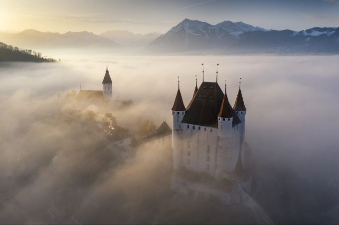 Seit über 800 Jahren blickt Schloss Thun vom Schlossberg über den (hier nebelverhangenen) See. Wenn ihr auch einmal von den Türmchen über das Aaretal in Richtung Niesen schauen wollt, dann solltet ihr unbedingt das Schlossmuseum besuchen. Ausflüge schlechtes Wetter