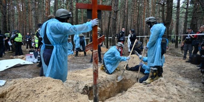 Forensiker am Gräberfeld in Isjum Forensiker am Gräberfeld in Isjum