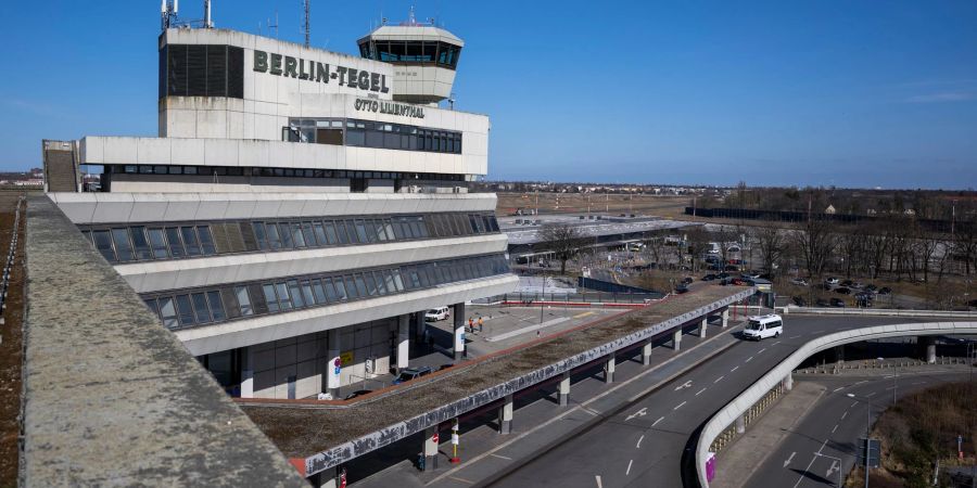 Jahrzehntelanger Fluglärm am Berliner Flughafen Tegel hat nach Einschätzung von Biologen beim Verhalten mancher Vogelarten Spuren hinterlassen.