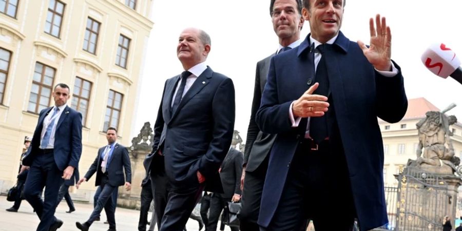 Scholz, Rutte und Macron (v.l.) kommen an der Prager Burg an