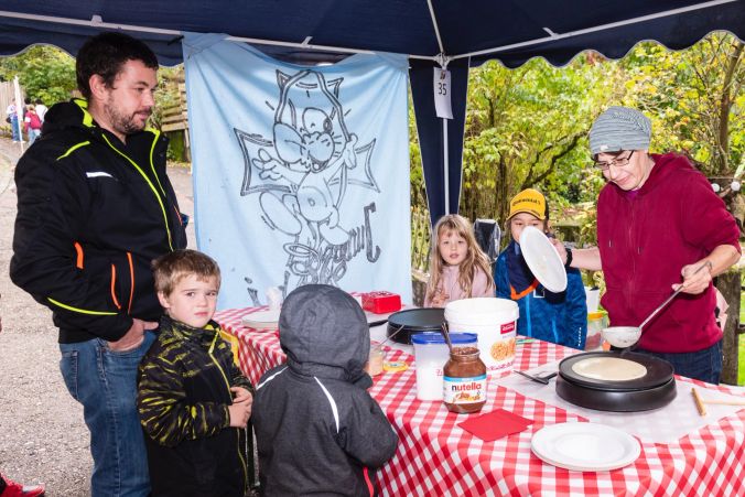 Crêpe schmecken mit Nutella am besten; Damaris Sommerhalder von der Jungschar Densbüren-Asp am Werk.