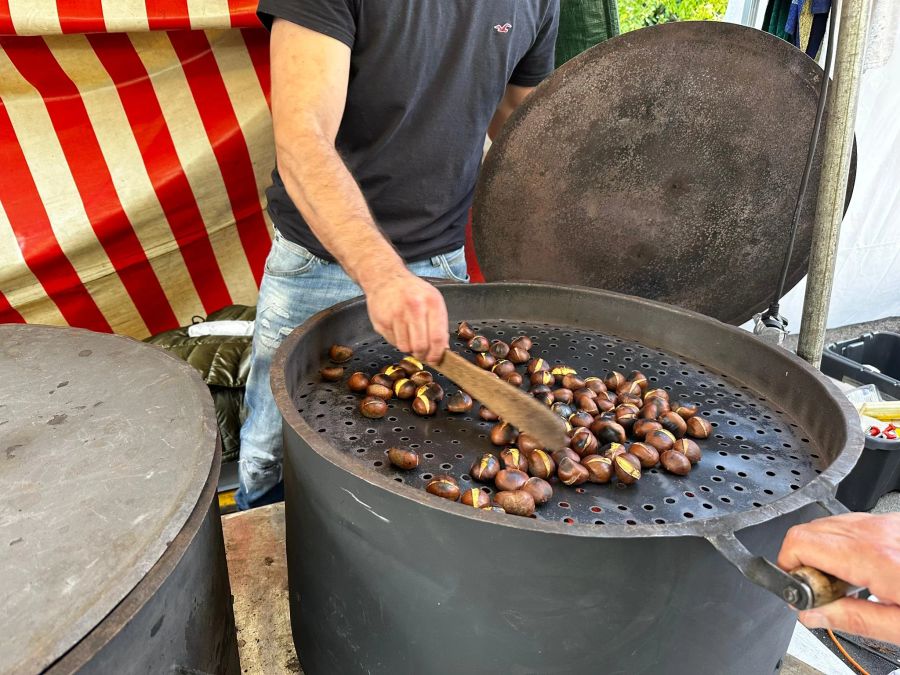 Die beiden Personen hinter der Theke haben zuvor noch nie Marroni gekocht.