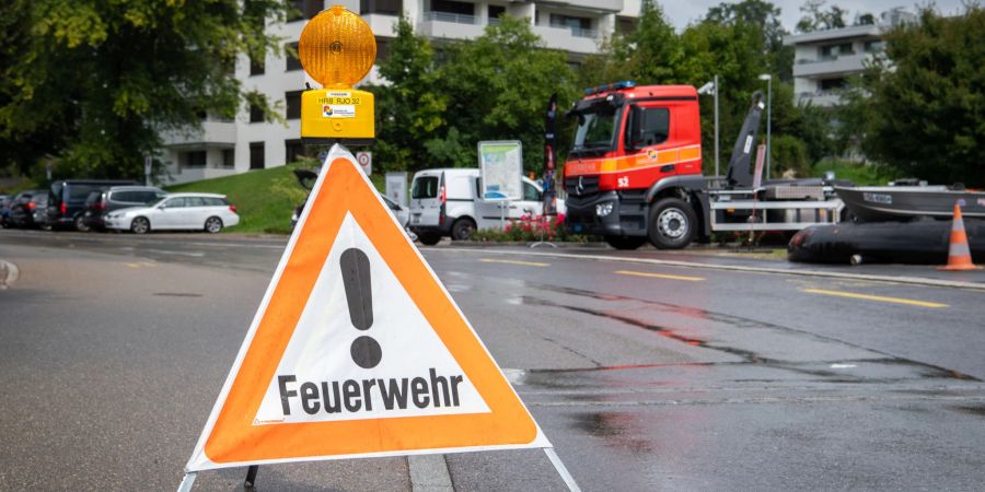 Strassensperre, ein Hinweis Zeichen der Feuerwehr im Einsatz. (Symbolbild)