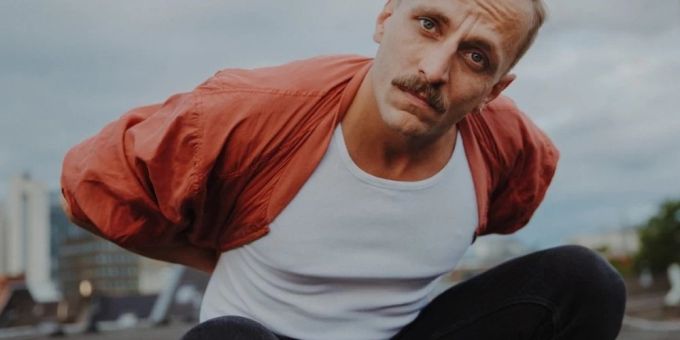 Simon Klemp ist Sänger der Rockband Schimmerling.