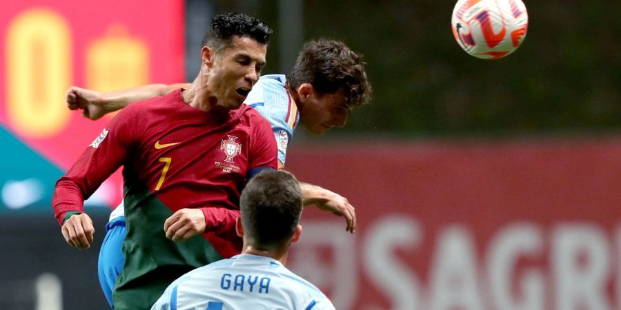 Portugals Cristiano Ronaldo (l) in Aktion gegen die Spanier Pau Torres (hinten) und Gaya.