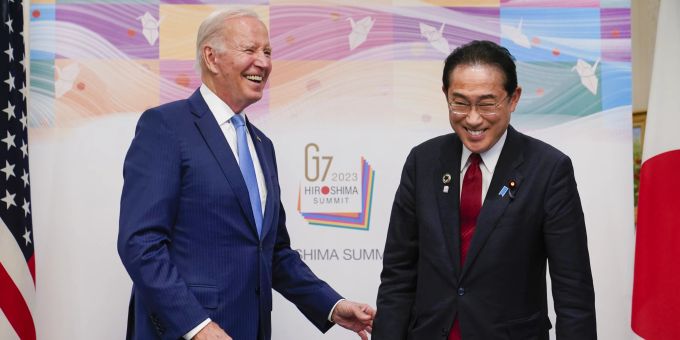 Joe Biden, links, reagiert auf ein Treffen mit dem japanischen Premierminister Fumio Kishida vor einem bilateralen Treffen in Hiroshima, Japan, Donnerstag, 18. Mai 2023 Japan G7 Summit