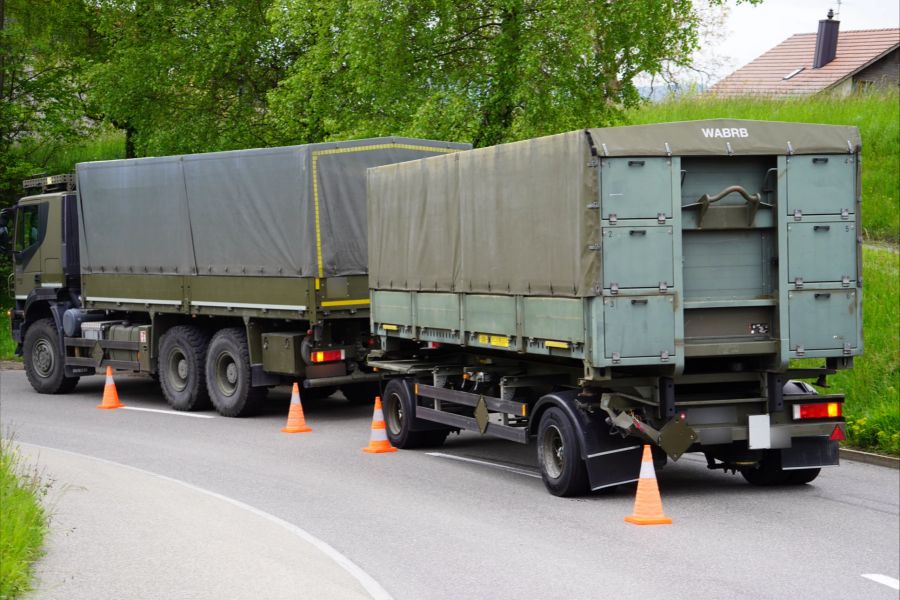 Der Armee-Lastwagen kollidierte mit einem Bentley.