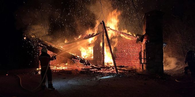 Wahlen bei Laufen BL: Forsthaus durch Brand weitgehend zerstört. Wahlen bei Laufen BL Brand
