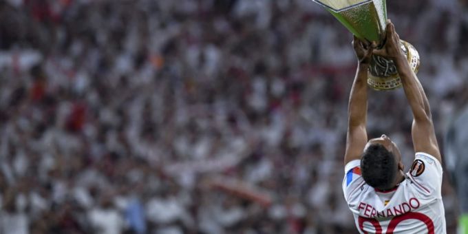 Fernando vom FC Sevilla hält den Europa-Pokal in die Höhe. FC Sevilla