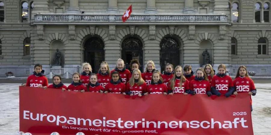 Der Einsatz führte zum Erfolg: Spielerinnen des SFV Ausbildungszentrums Biel warben im Rahmen der Erklärung des Nationalrats zur Kandidatur für die Fussball-Europameisterschaft der Frauen im Dezember auf dem Bundesplatz in Bern. (Archivbild)