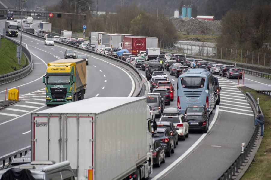 Noch vor Ostern: Der Verkehr in Richtung Süden staute sich bereits am 1. April.