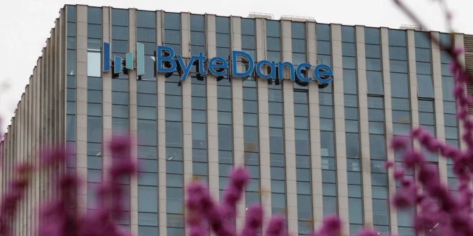 Das Logo des TikTok-Mutterkonzerns Bytedance an einem Gebäude in Shanghai. bytedance