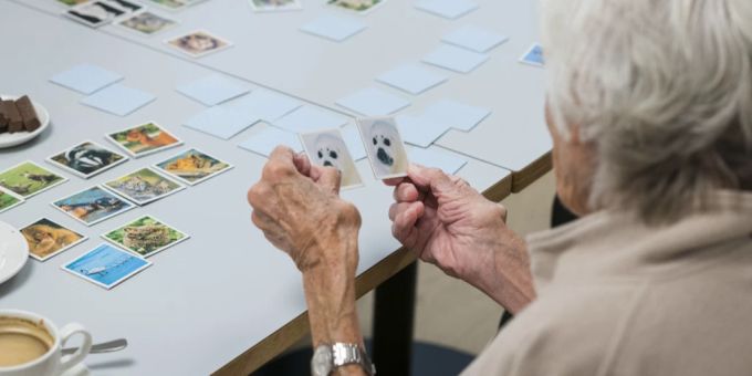 Eine neue Studie gibt die Hoffnung, dass es bald eine Heilung für Demenz und andere neurogenerative Krankheiten geben könnte. Demenz Heilung