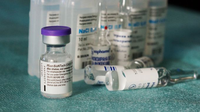 Unter anderem steht Pfizer-Biontech an der Anklagebank wegen Impfschäden. Impfschäden