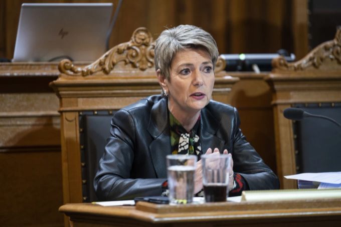 Entnimmt Gefühle, aber kein «Fühlsch-mi-gschpürsch-mi»: Bundesrätin Karin Keller-Sutter in der Ständerats-Debatte während der ausserordentlichen Session zur Credit Suisse. Karin Keller-Sutter Gefühle Ständerat