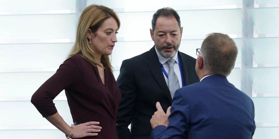 Alessandro Chiocchetti (M.), Generalsekretär des Europäischen Parlaments, im Gespräch mit EU-Parlamentspräsidentin Roberta Metsola (l.) und einer weiteren Person.