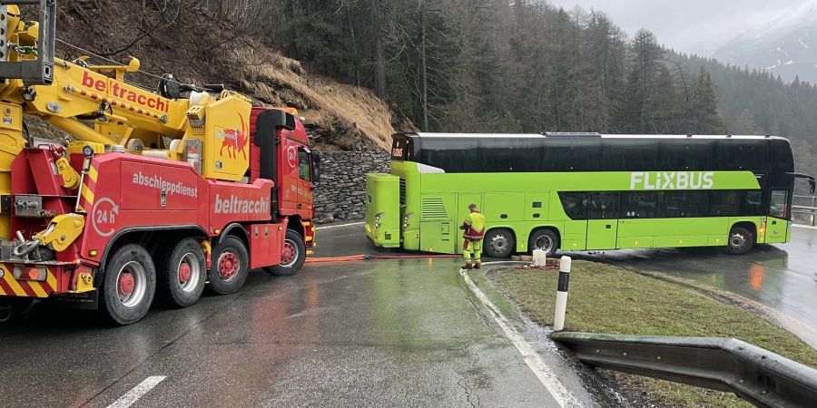 Bus blockiert Passstrasse