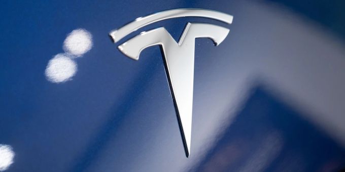 Auf einem Tesla in einem Showroom des Autobauers ist das Tesla-Logo zu sehen. Auf einem Tesla in einem Showroom des Autobauers ist das Tesla-Logo zu sehen.