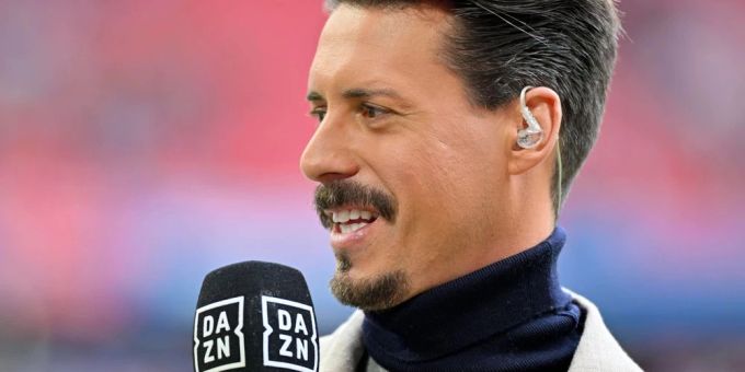 Das DAZN-Mikro wird TV-Experte Sandro Wagner künftig nicht mehr in der Hand halten. Das DAZN-Mikro wird TV-Experte Sandro Wagner künftig nicht mehr in der Hand halten.