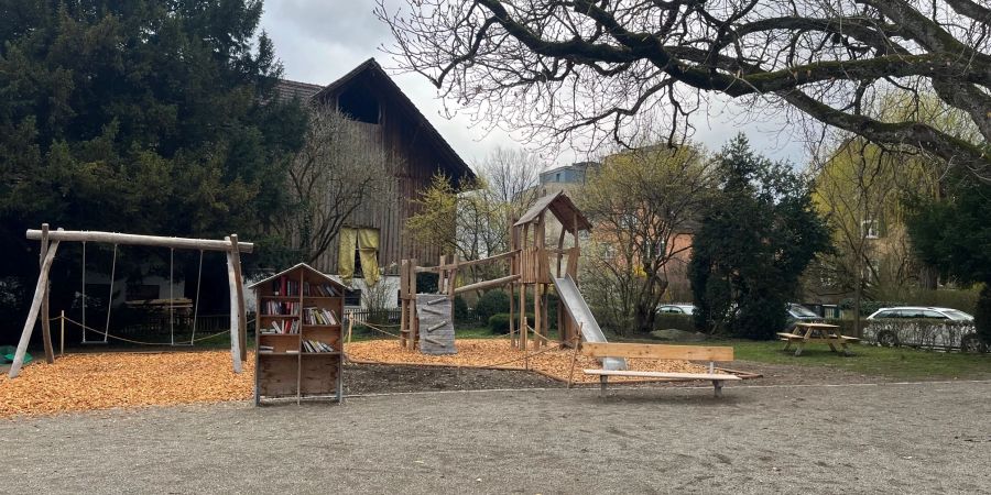 Spielgeräte auf einem Spielplatz