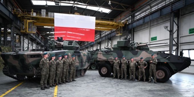 Polnische Soldaten posieren vor einem «Borsuk»-Schützenpanzer und Radladerpanzer des Typs «Rosomak) in Südostpolen- polen panzer