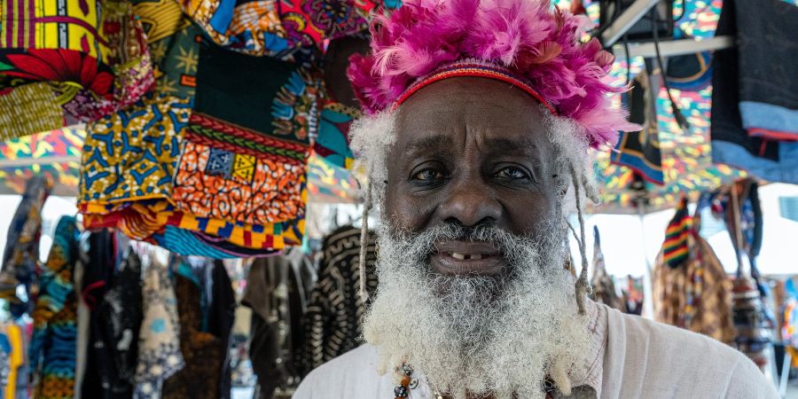 Jaja Uthmann verkauft Kleider, Schmuck und Spielzeug aus ganz Afrika.