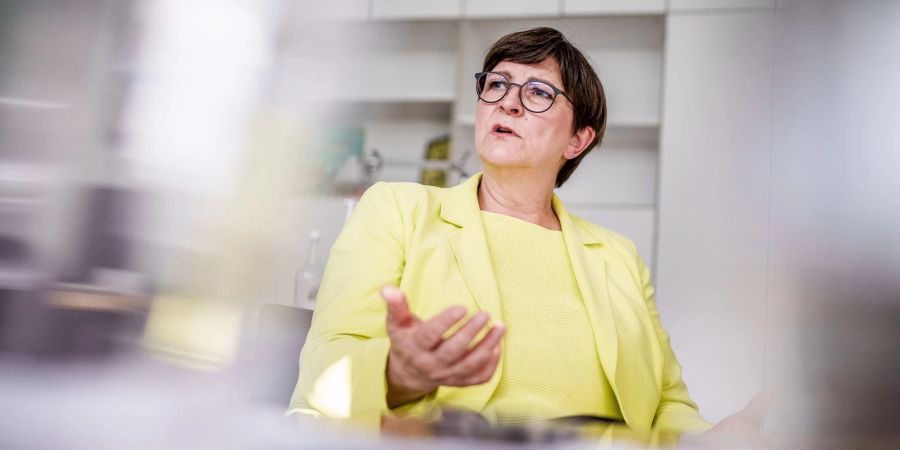 SPD-Chefin Saskia Esken äussert sich zurückhaltend zu einer deutschen Beteiligung an der Kampfjet-Allianz.
