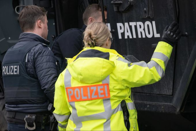 Die Polizei durchsucht das Fahrzeug des Schlägertrupps. Polizei