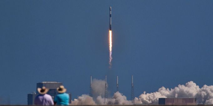 Menschen beobachten den Start einer SpaceX Falcon 9-Rakete mit Starlink-Satelliten an Bord, die von der Cape Canaveral Space Force Station in Florida abhebt. Malcolm Denemark/Florida Today via AP/dpa Start SpaceX Rakete