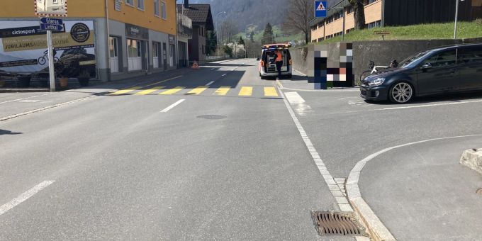 Kollision zwischen Auto und Velo in Schwanden Kollision zwischen Auto und Velo in Schwanden