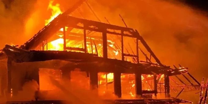 Durch den Brand wurde das Bauernhaus komplett zerstört. brand bauernhof