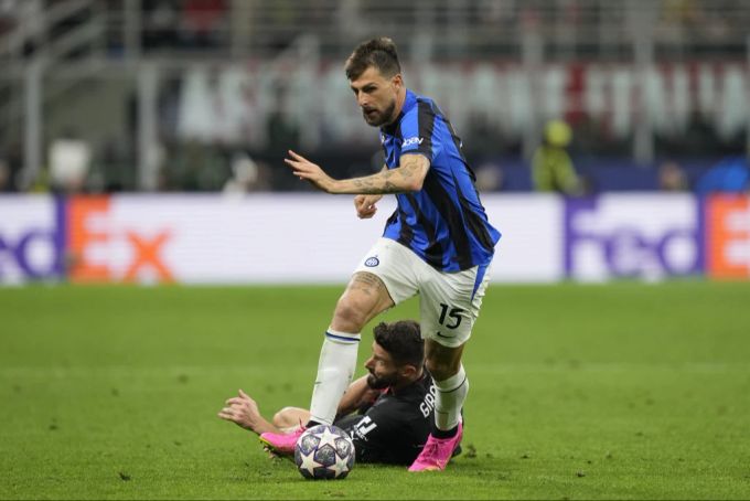 Der Abwehrchef von Inter Mailand, Francesco Acerbi, behauptet den Ball gegen Olivier Giroud vom Stadtrivalen AC Milan. francesco acerbi