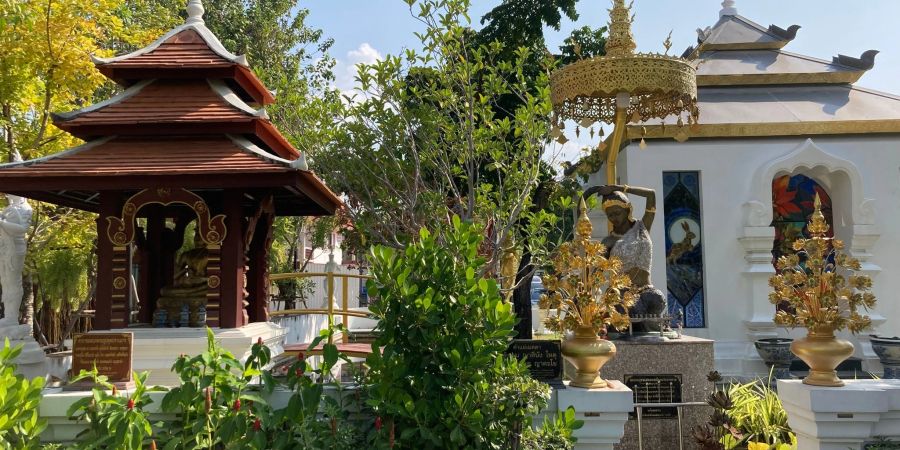 Touristen besuchen einen der unzähligen Tempel. So schön ist die berühmte Stadt im Norden ohne Smog. Seit Wochen allerdings liegt toxischer Smog über der Region.