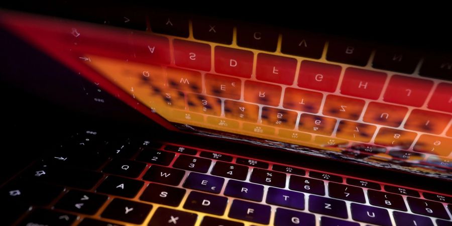 Die Tastatur eines Laptops spiegelt sich im  Bildschirm: Nach jahrelangen Ermittlungen zu millionenschwerem Anlagebetrug im Internet ist Fahndern ein grosser Schlag gelungen.