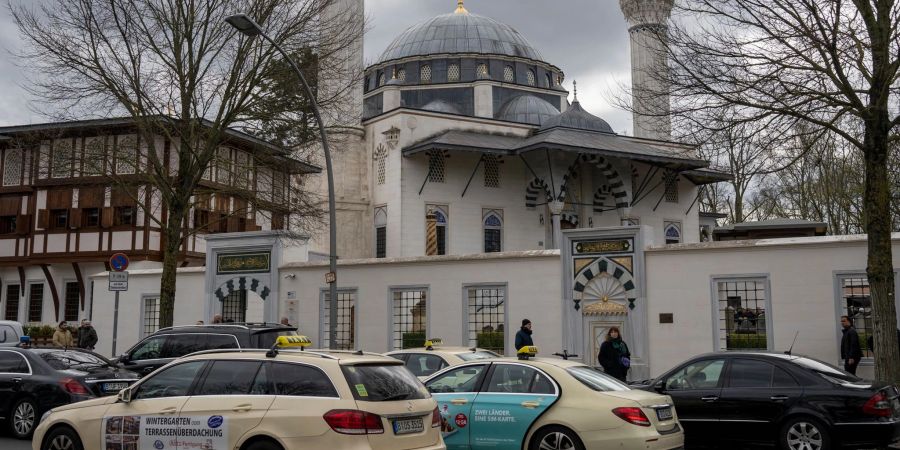 Taxis stehen kurz vor der Beerdigungszeremonie für einen Taxifahrer, der im Berliner Grunewald getötet worden ist, vor der Ditib-Sehitlik Moschee.