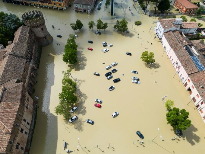 Die negativen Effekte des Klimawandels, beispielsweise unberechenbare Wetterlagen wie Starkregen oder Dürren, überwiegen auch in der Pflanzenernährungsthese. (Symbolbild) Hochwasser Italien Global Greening