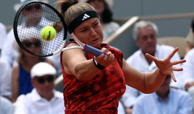 Karolina Muchova schlägt einen Return im French-Open-Final. Iga Swiatek