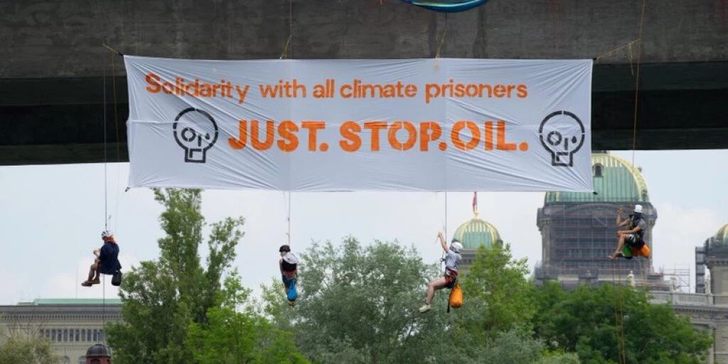 Klimaaktivisten Seilen Sich An Monbijoubrücke In Bern Ab