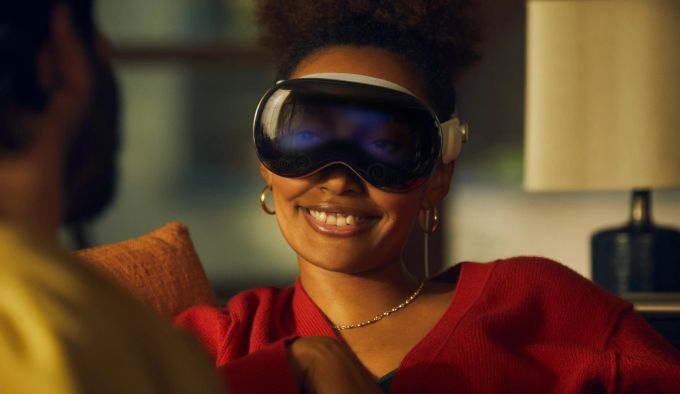 Die Vision Pro soll während der Nutzung nicht von der echten Welt abschirmen. Apple Vision Pro