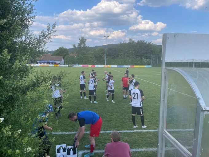 Trinkpause auch für Marco Schönbächler im 2. Liga-Spiel mit Urdorf gegen Red Star 2 (2:2). Marco Schönbächler