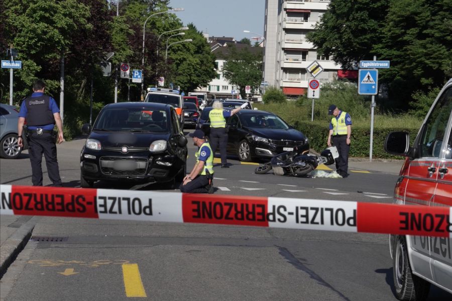 Die Polizei hat den Verkehr zwischenzeitlich in beide Richtungen gesperrt.