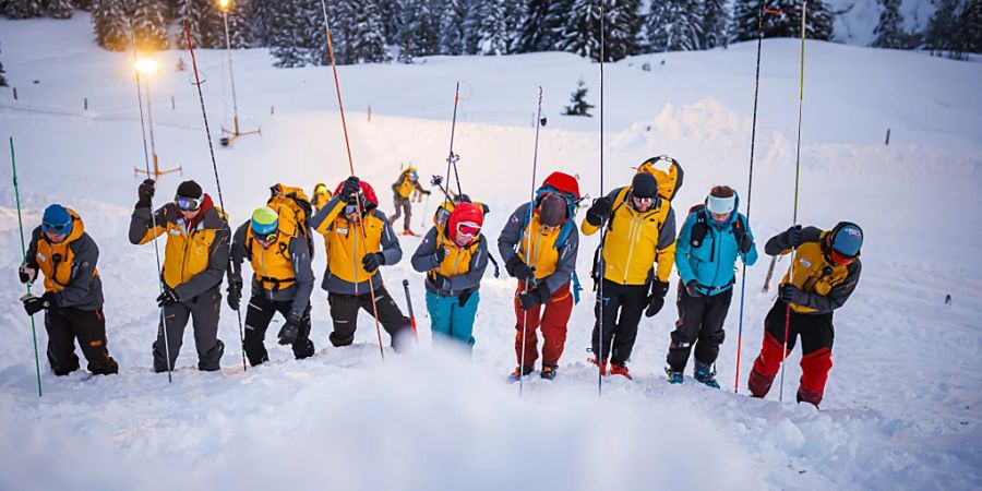 Mitglieder einer Rettungsequipe suchen bei einer Übung nach Verschütteten: In dem von Schneearmut geprägten Winter 2022/23 sind 15 Menschen bei Lawinenniedergängen getötet worden. (Archivbild)