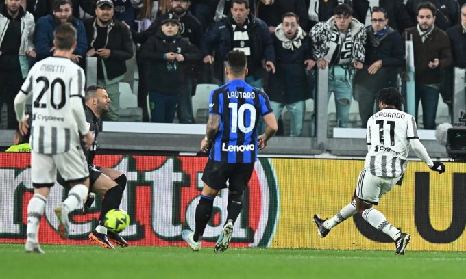 Juves Juan Cuadrado (Nummer 11) schieb den Ball an Inter-Goalie Samir Handanovic vorbei. cuadrado