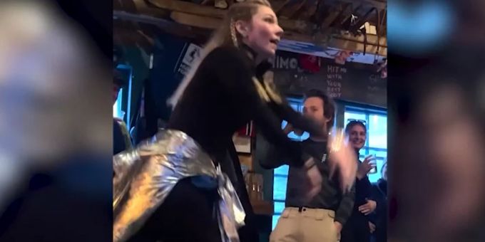 Party-Video - Shiffrin schwingt in legendärem Après Ski das Tanzbein