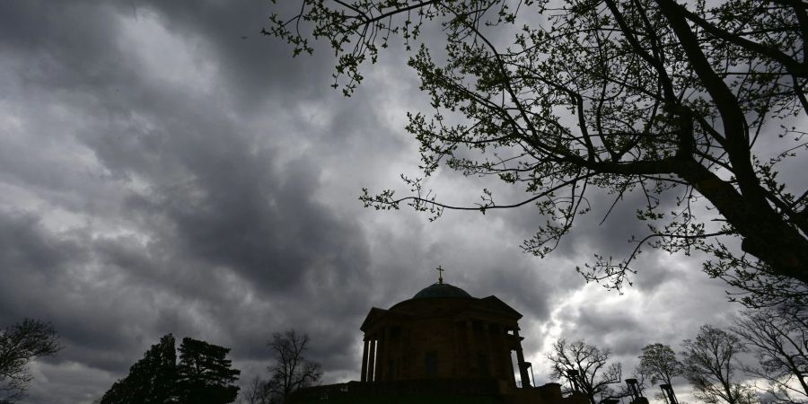 Dunkle Wolken über der Grabkapelle auf dem Württemberg in Stuttgart.