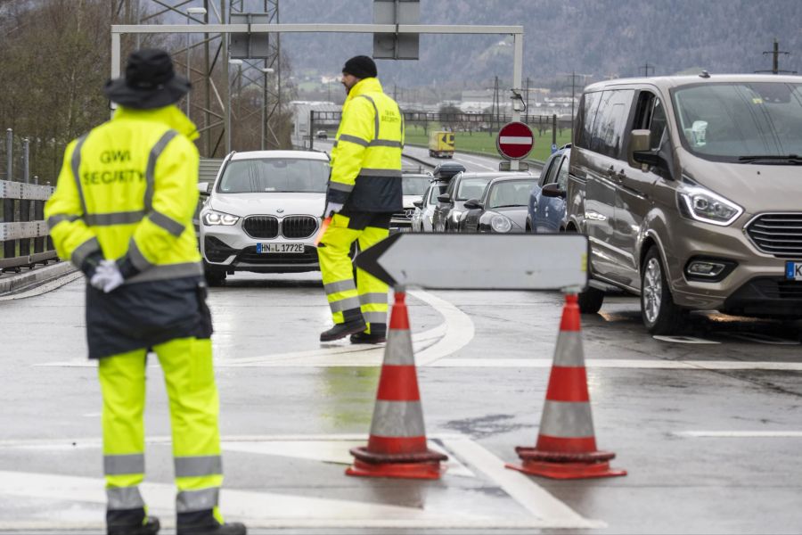 Bei über 4 km Stau würden die Autobahneinfahrten Göschenen und Wassen fuer jegliche Autos geschlossen, um den Ausweichverkehr für die urner Dörfer zu unterbinden. (KEYSTONE/Urs Flueeler)