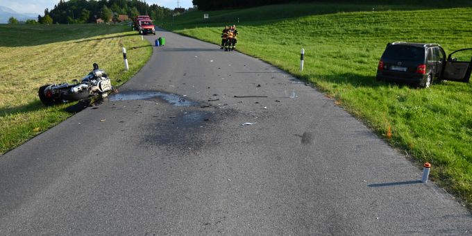 Lütisburg-Station SG: Frontalkollision zwischen PW und Motorradfahrer. Lütisburg-Station Unfall