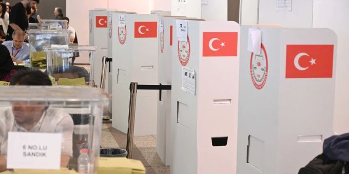 Türkei-Wähler geben in München ihre Stimme ab. türkei