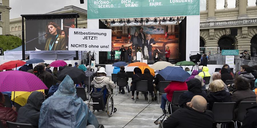Menschen mit und ohne Behinderung versammeln sich für eine Aktion zugunsten der Inklusion auf dem Bundesplatz. (KEYSTONE/Peter Klaunzer)