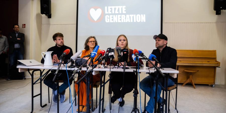 Joel Schmitt (l-r), Aktivist der Letzten Generation, Marion Fabian, Aktivistin der Letzten Generation, Aimee van Baalen, Sprecherin der Letzten Generation, und Steve Rauhut von der Kirchgemeinde bei einer Pressekonferenz der Letzten Generation in der Reformationskirche in Berlin-Moabit.